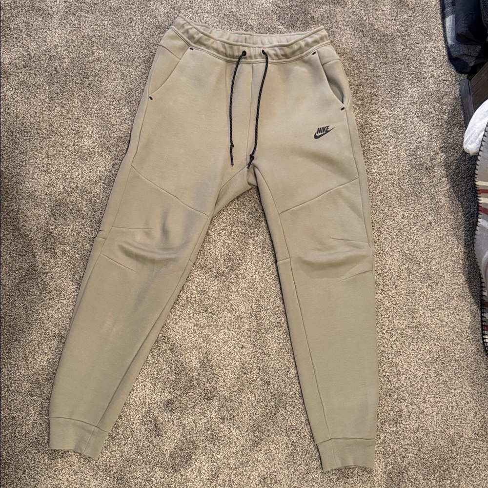 Nike tech fleece size medium